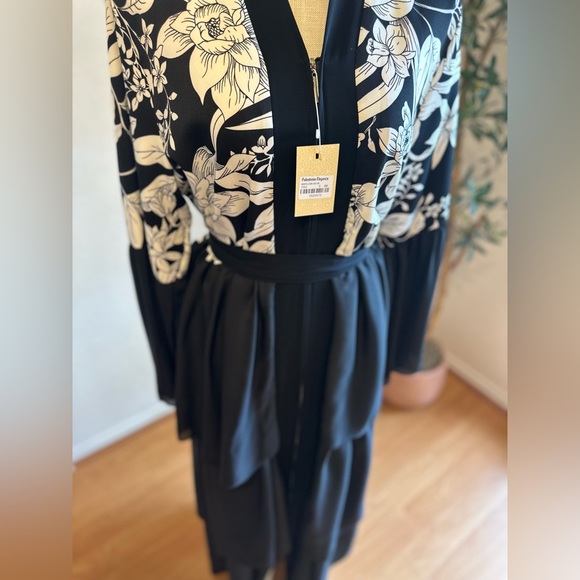 BLACK AND WHITE FLORAL CHIFFON LAYERED ZIPPER  ABAYA NWTS size large length 58”✨ - Picture 4 of 10
